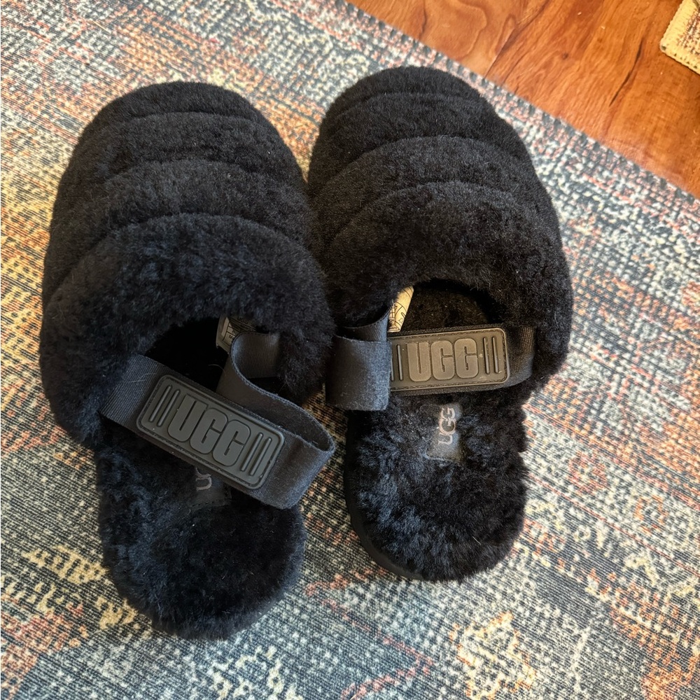 SOLD UGG SUPER FLUFF SLIPPER sz 6 black